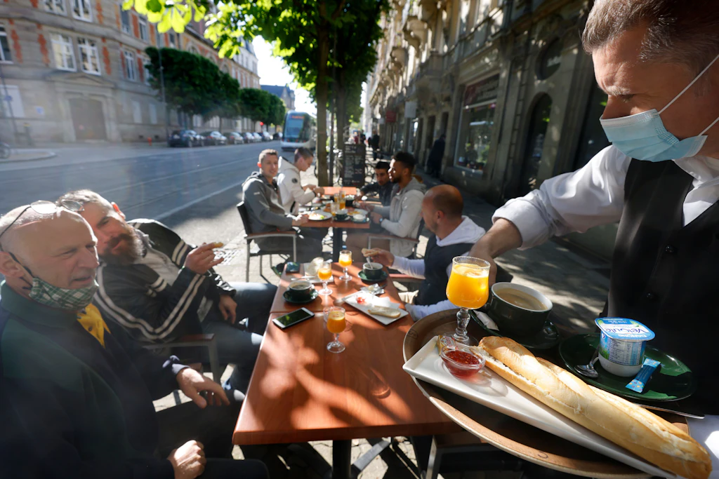 Inzidenz von 140, keine Tests: Frankreich öffnet Cafés und Kinos