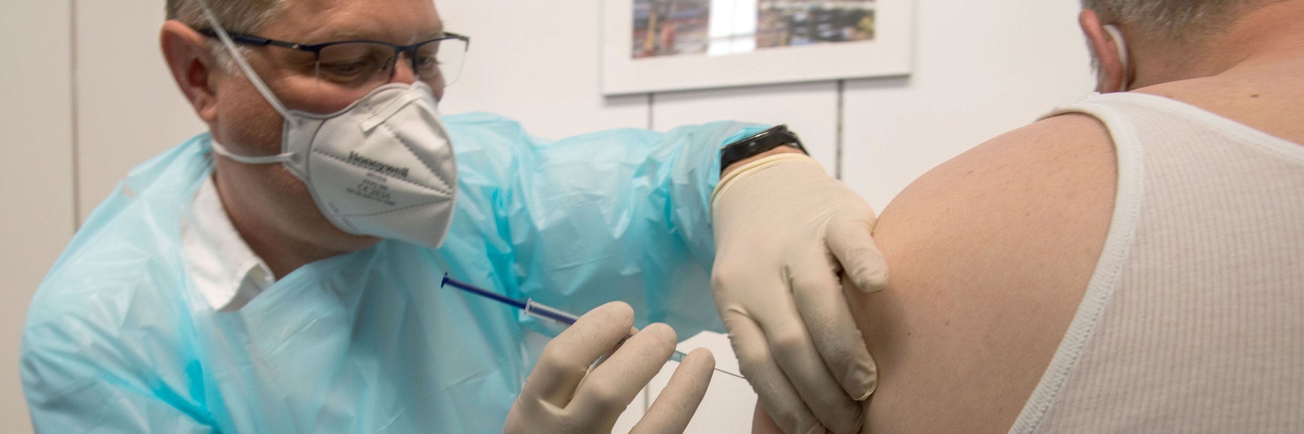 Im Liebherr-Werk Ehingen (Baden-Württemberg) impfen Ärzte bereits im Pilotbetrieb.