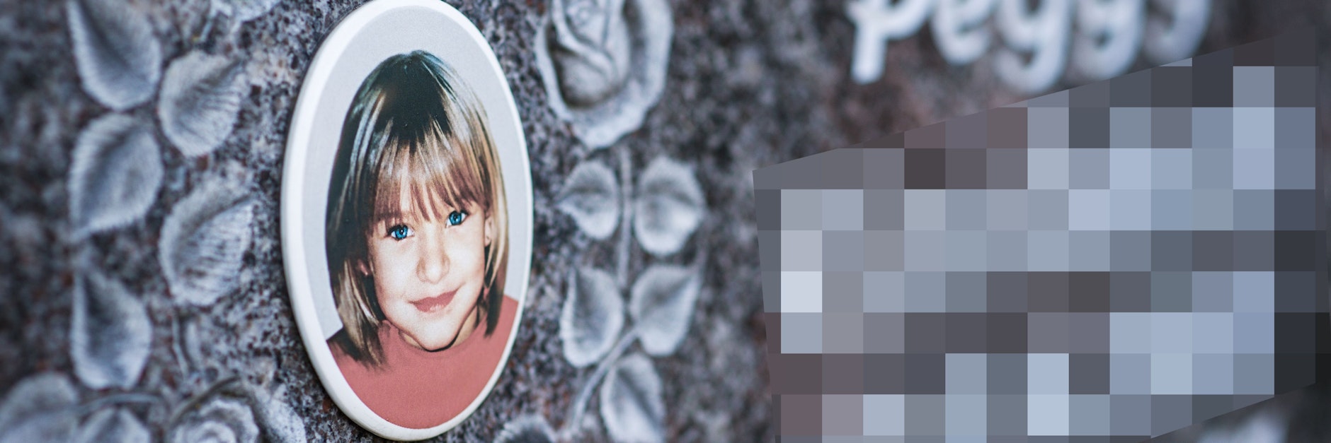 Ein Gedenkstein mit dem Porträt des Mädchens Peggy auf einem Friedhof.&nbsp;