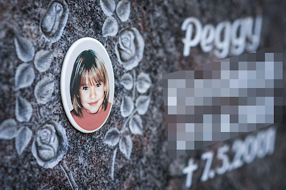 Ein Gedenkstein mit dem Porträt des Mädchens Peggy auf einem Friedhof.&nbsp;
