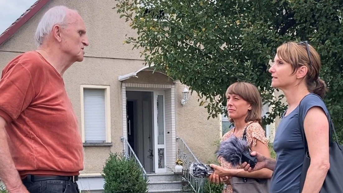 Anja Reich (rechts) und Jenni Roth sprachen auch mit&nbsp;Markward Michel, dem Lokführer, der Diogos Leiche fand.&nbsp;