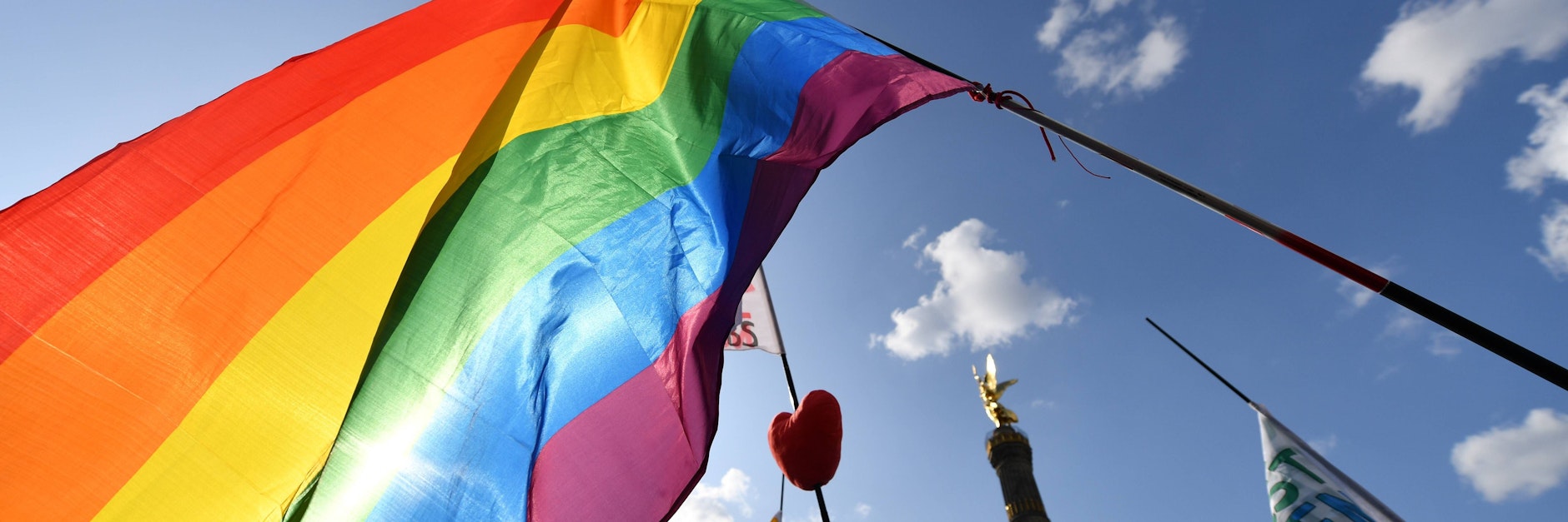 Eine Regenbogenflagge bei einem vergangenen&nbsp;Christopher Street Day in Berlin.&nbsp;