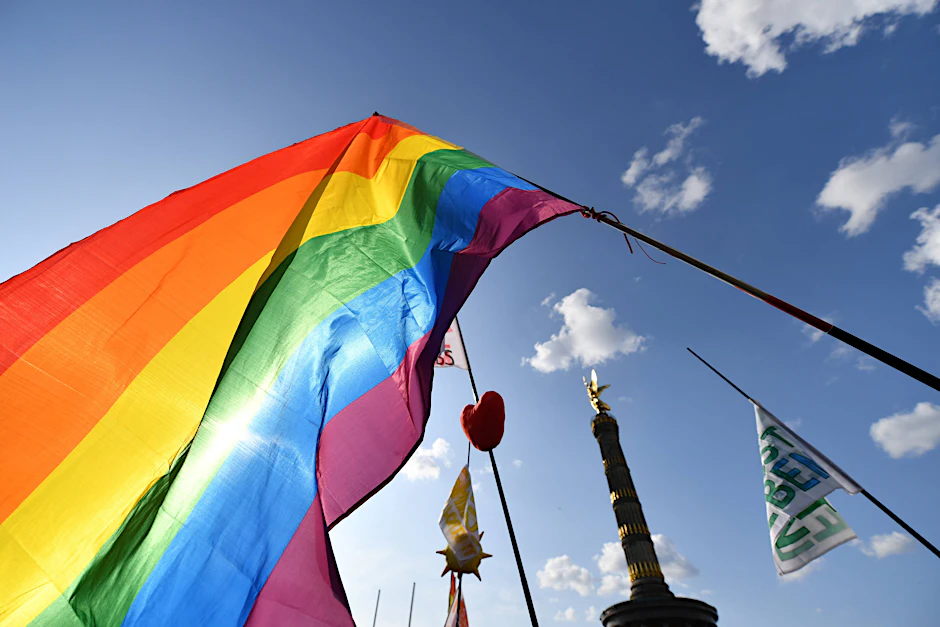 Eine Regenbogenflagge bei einem vergangenen&nbsp;Christopher Street Day in Berlin.&nbsp;