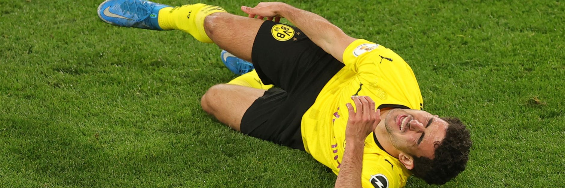 Dortmunds Mateu Morey blieb in der 75.Minute im Rasen hängen und verdrehte sich das Knie.