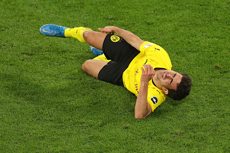 Dortmunds Mateu Morey blieb in der 75.Minute im Rasen hängen und verdrehte sich das Knie.