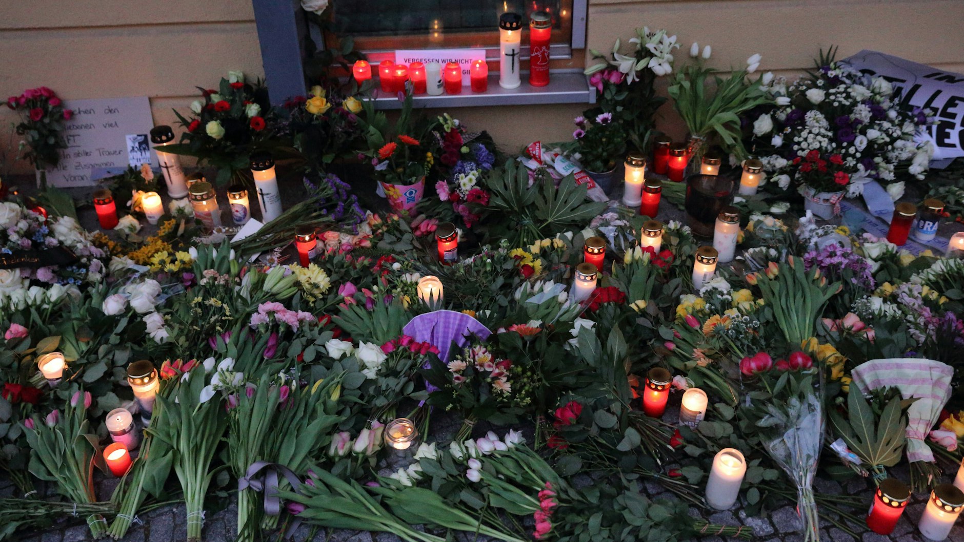 Die Anteilnahme reißt nicht ab: Blumen und Kerzen vor dem Oberlinhaus, wo vier behinderte Menschen getötet wurden.