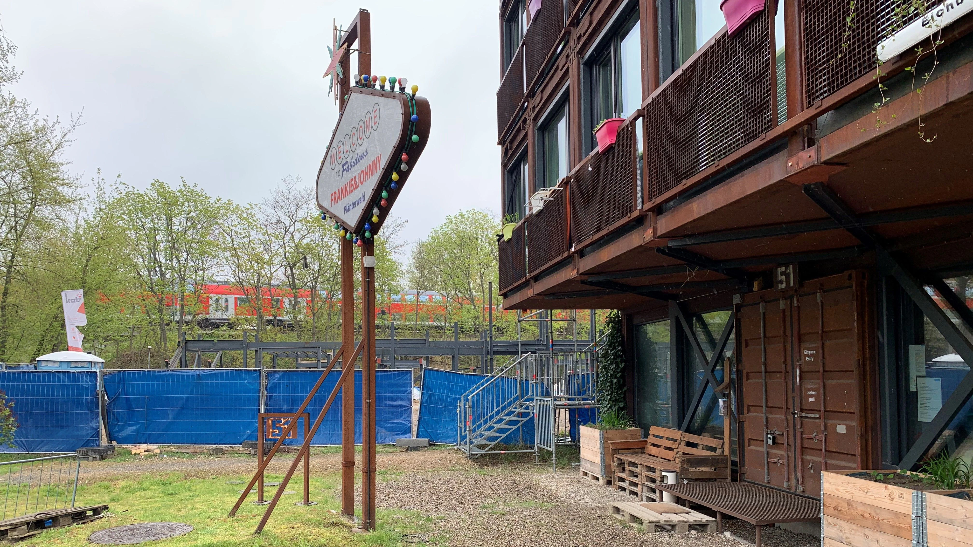 Vor einem der Gebäude steht ein Schild, das an die Reklame von US-Motels erinnert: „Welcome To Fabulous Frankie &amp; Johnny Plänterwald.“ Fabelhaft ist die Anlage leider nicht.