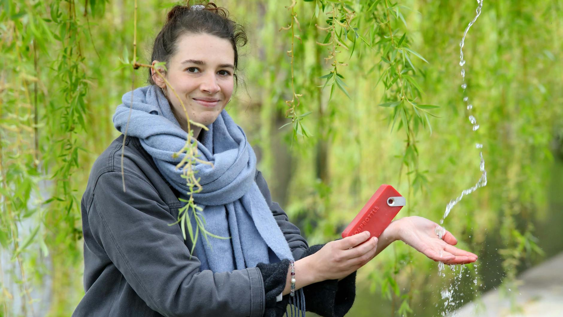 Produktdesignerin Jonna Breitenhuber hat eine Flasche aus Seife entwickelt. Damit fällt kein Müll beim Gebrauch von Pflegeprodukten an.
