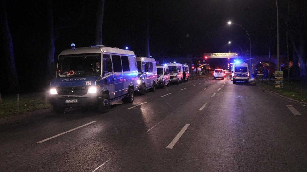 Die Polizei war mit mehreren Einsatzhundertschaften am Treptower Park im Einsatz.