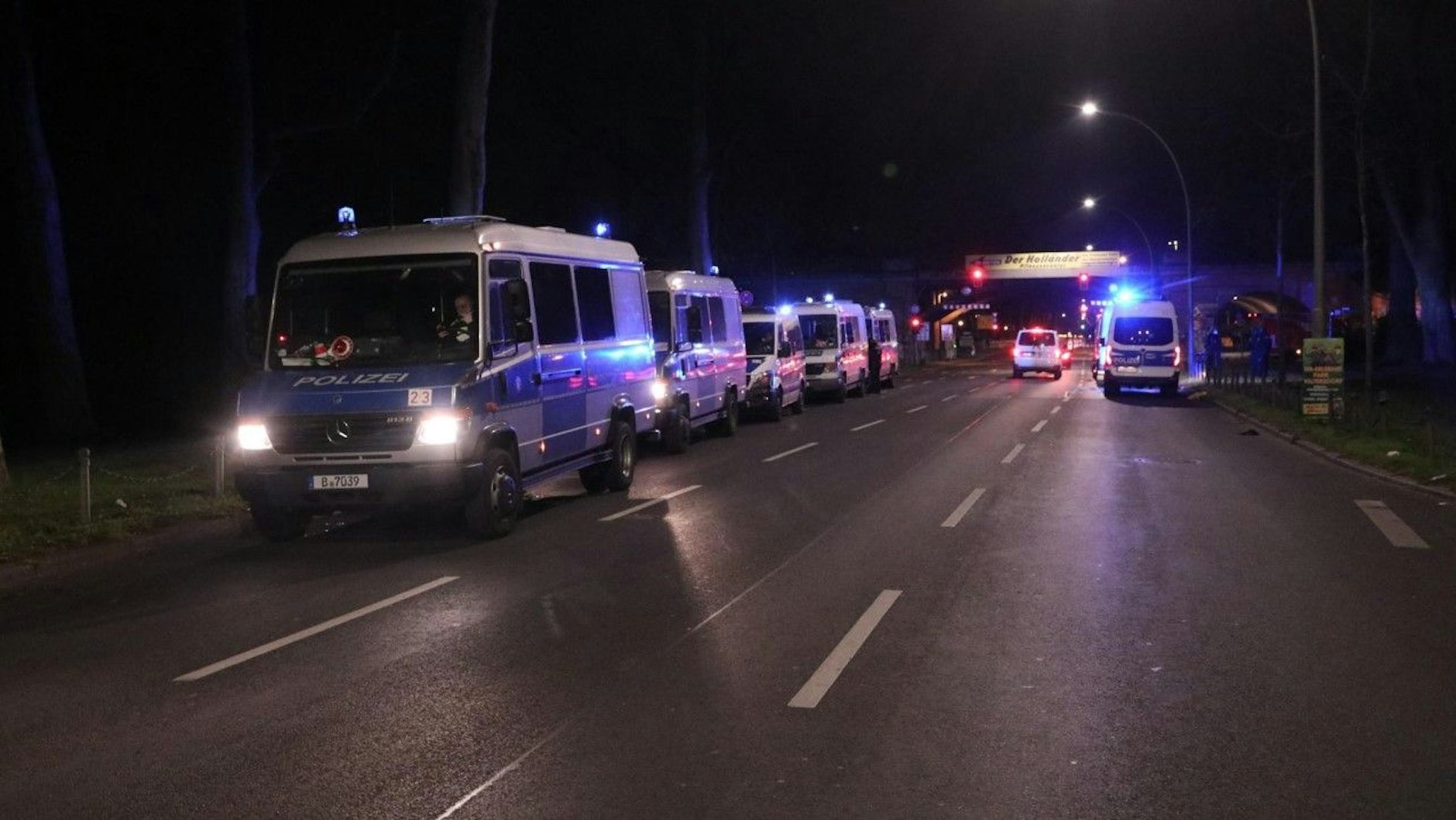 Die Polizei war mit mehreren Einsatzhundertschaften am Treptower Park im Einsatz.