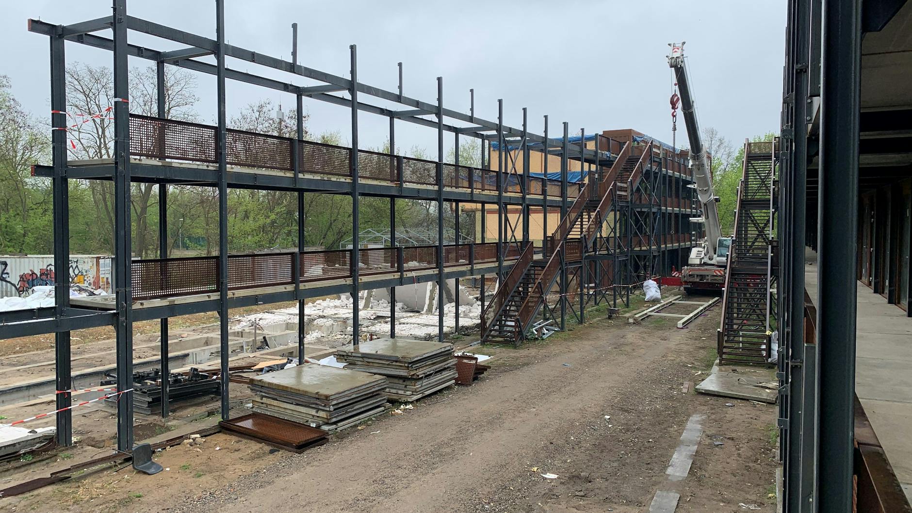 Ein Teil des Studentendorfs an der Eichbuschallee wird mithilfe eines großen Krans abgerissen.