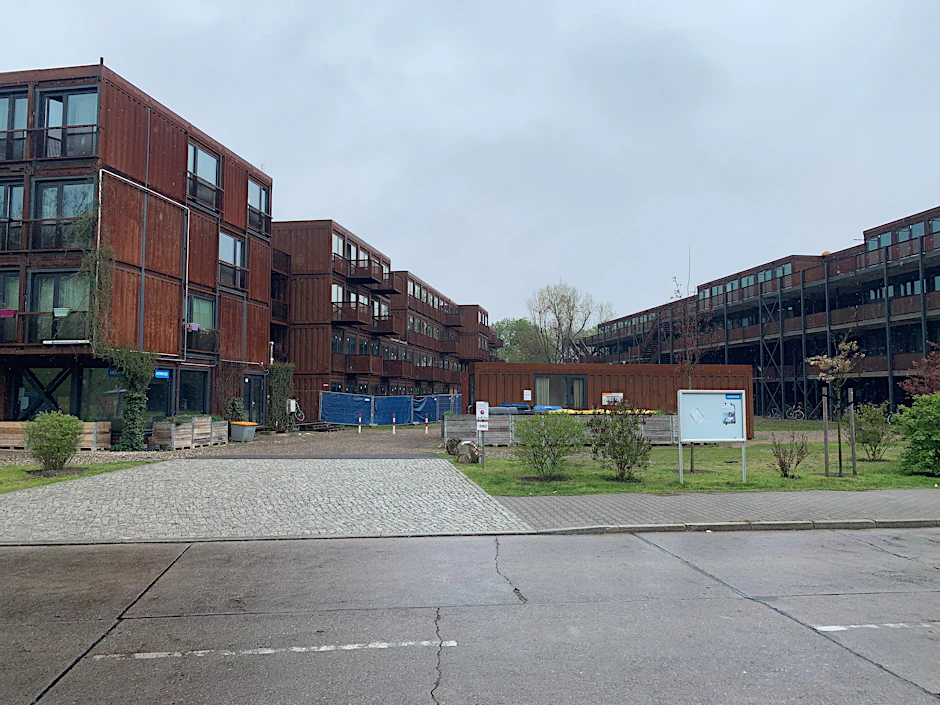 Das Studentendorf mit seinen gewollt rostigen Fassaden an der Eichbuschallee: Der Teil hinter dem mit blauen Planen verhängten Bauzaun steht leer und wird auch abgerissen.