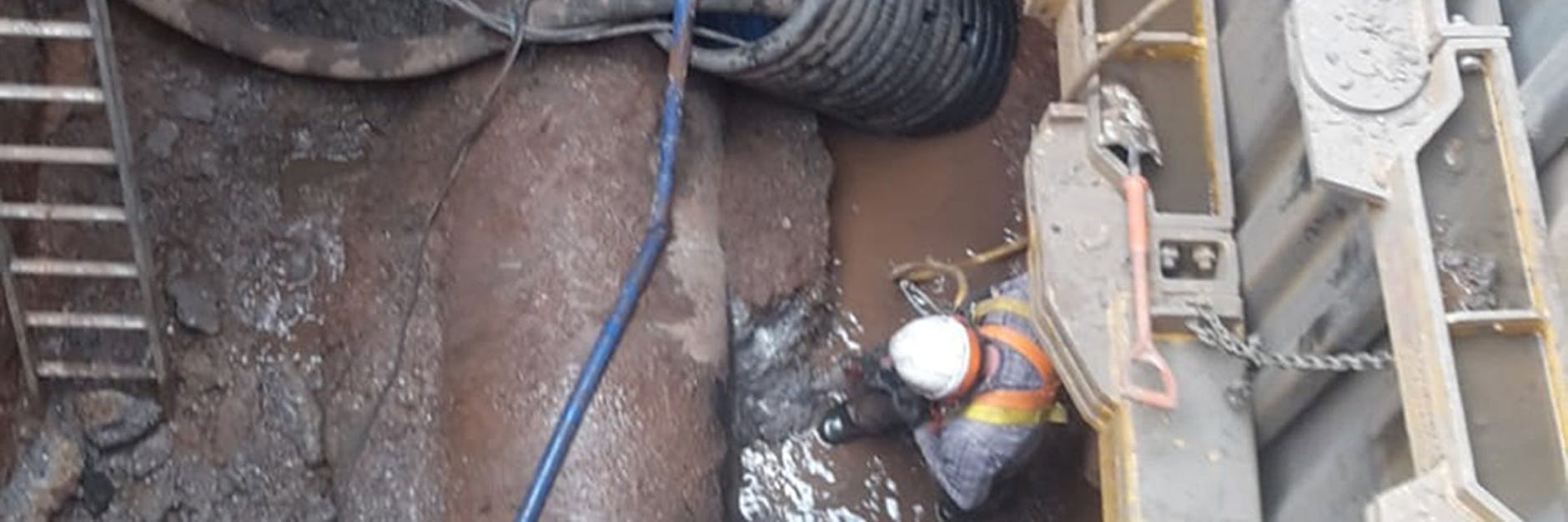 Dieses undatierte von Severn Trent zur Verfügung gestellte Foto zeigt Arbeiter bei Kanalarbeiten, in dem ein gigantischer Fettkloß festsitzt. Der Fettkloß soll sich über rund 1000 Meter erstrecken und rund 300 Tonnen wiegen.