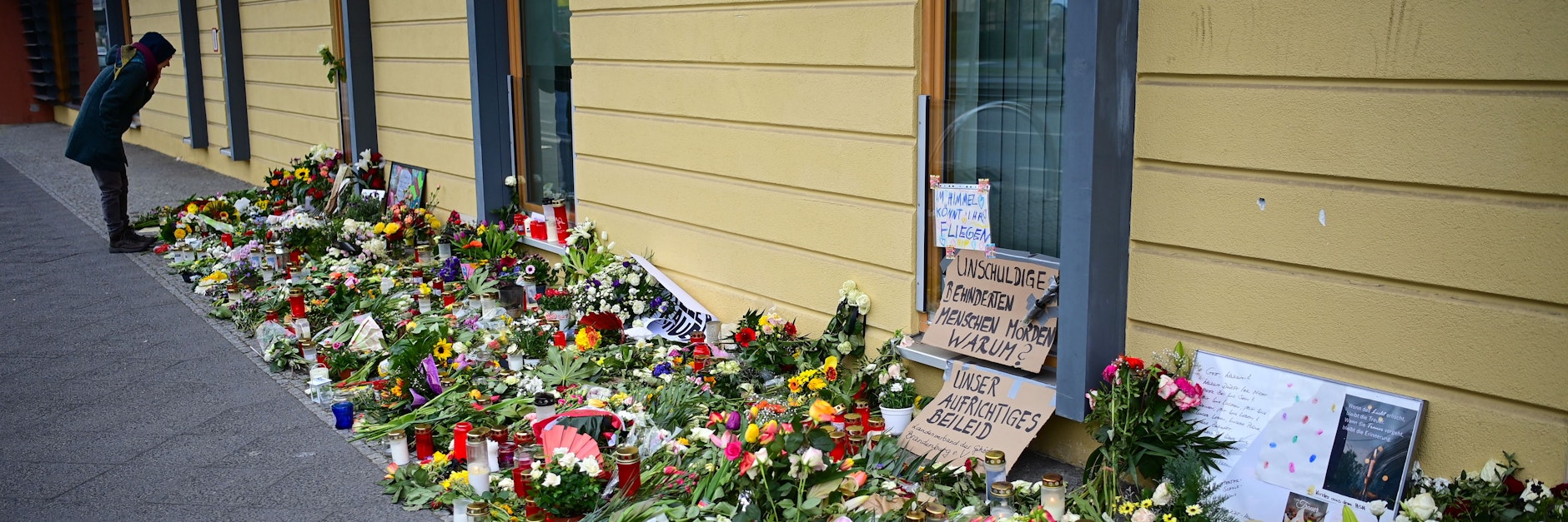 Die Anteilnahme reißt nicht ab: Immer wieder legen Potsdamer Blumen vor dem Wohnheim des Oberlinhauses.