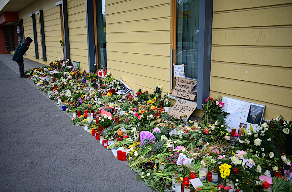 Die Anteilnahme reißt nicht ab: Immer wieder legen Potsdamer Blumen vor dem Wohnheim des Oberlinhauses.