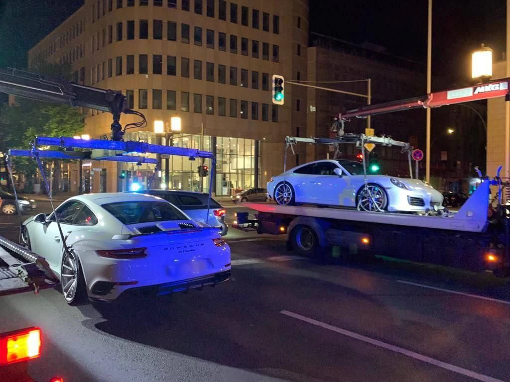 Mitten in Berlin: Zwei Porsche-Fahrer liefern sich Rennen mit Motorradfahrern