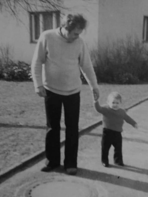 Carsten Stahl als kleiner Junge an der Hand seines Vaters.