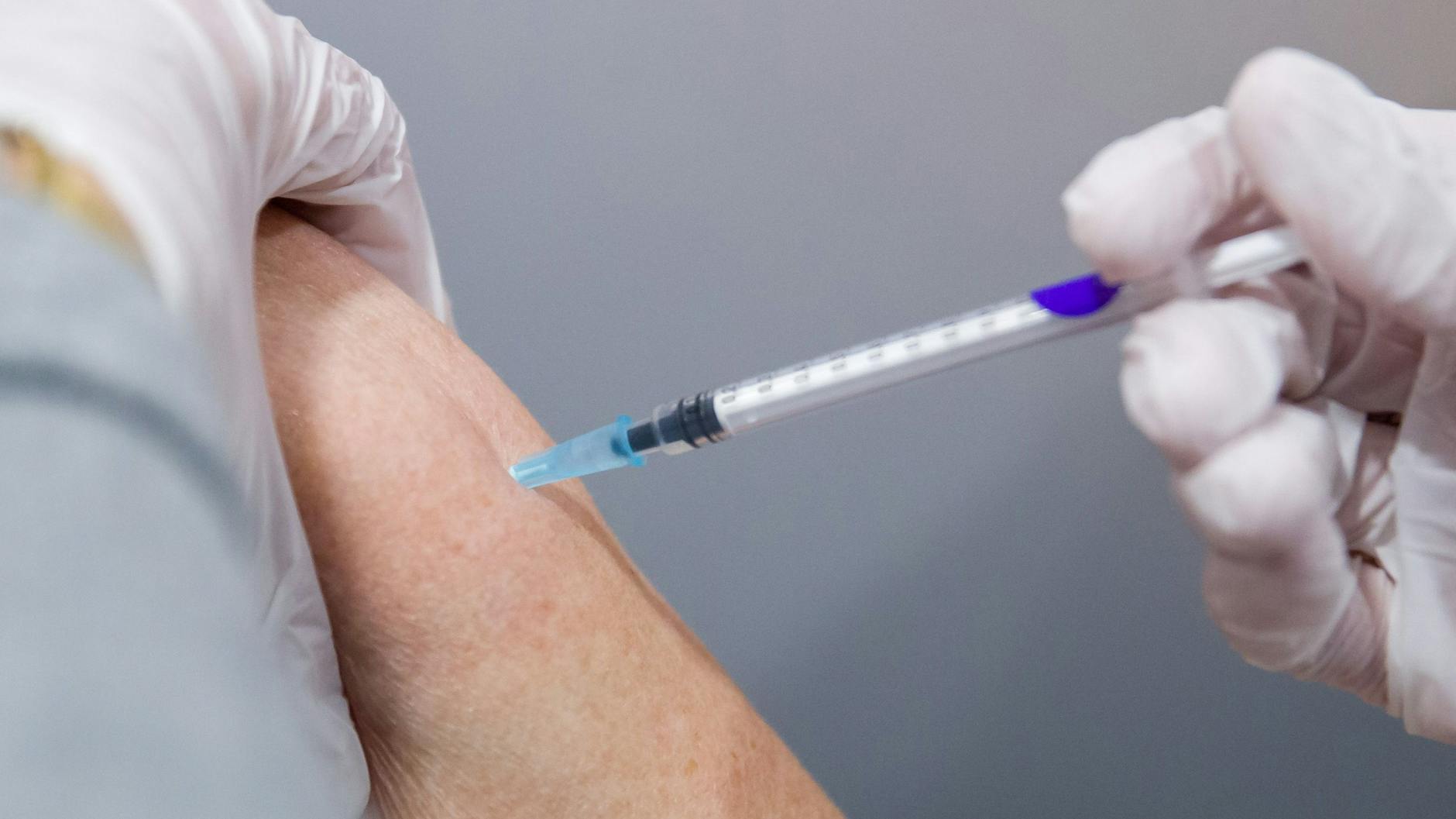 Ein Mann wird gegen das Coronavirus geimpft (Symbolbild).