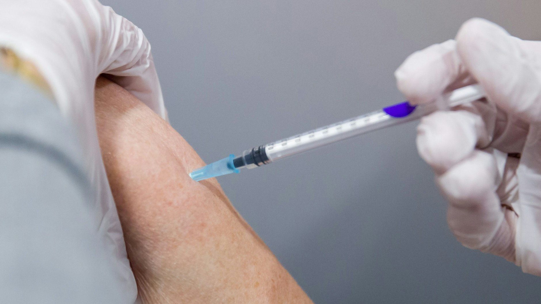 Ein Mann wird gegen das Coronavirus geimpft (Symbolbild).