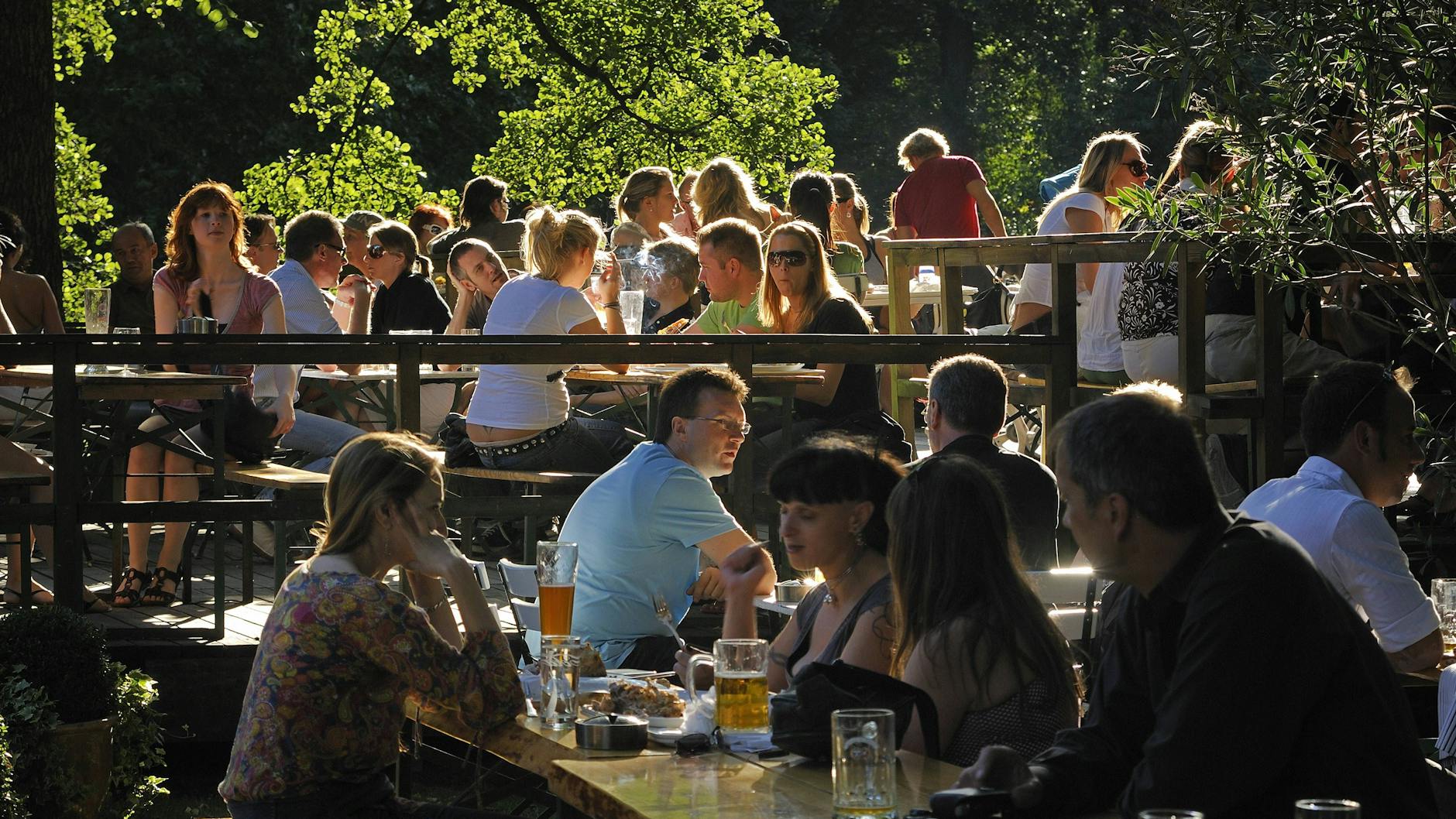 Im Café am Neuen See wird an Pfingsten wieder mit Bier angestoßen.<br>