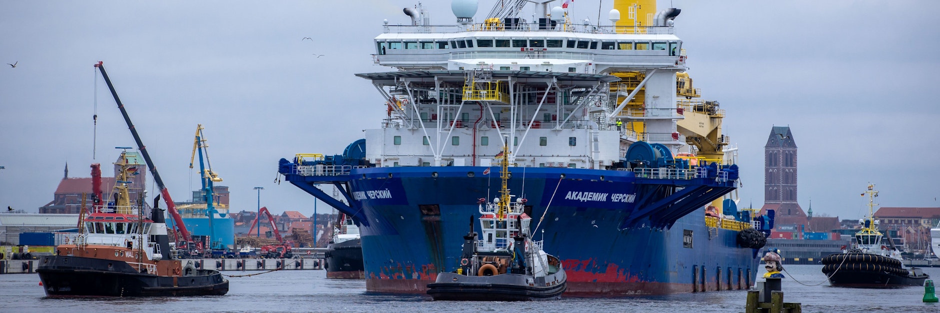 Schlepper ziehen das russische Rohr-Verlegeschiff „Akademik Tscherski“ aus dem Seehafen Richtung Ostsee.