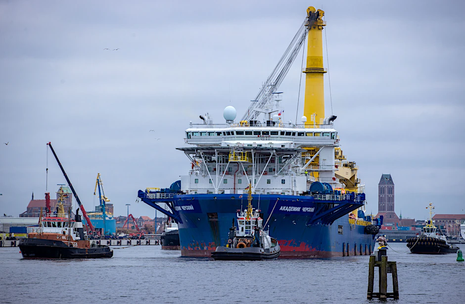 Schlepper ziehen das russische Rohr-Verlegeschiff „Akademik Tscherski“ aus dem Seehafen Richtung Ostsee.