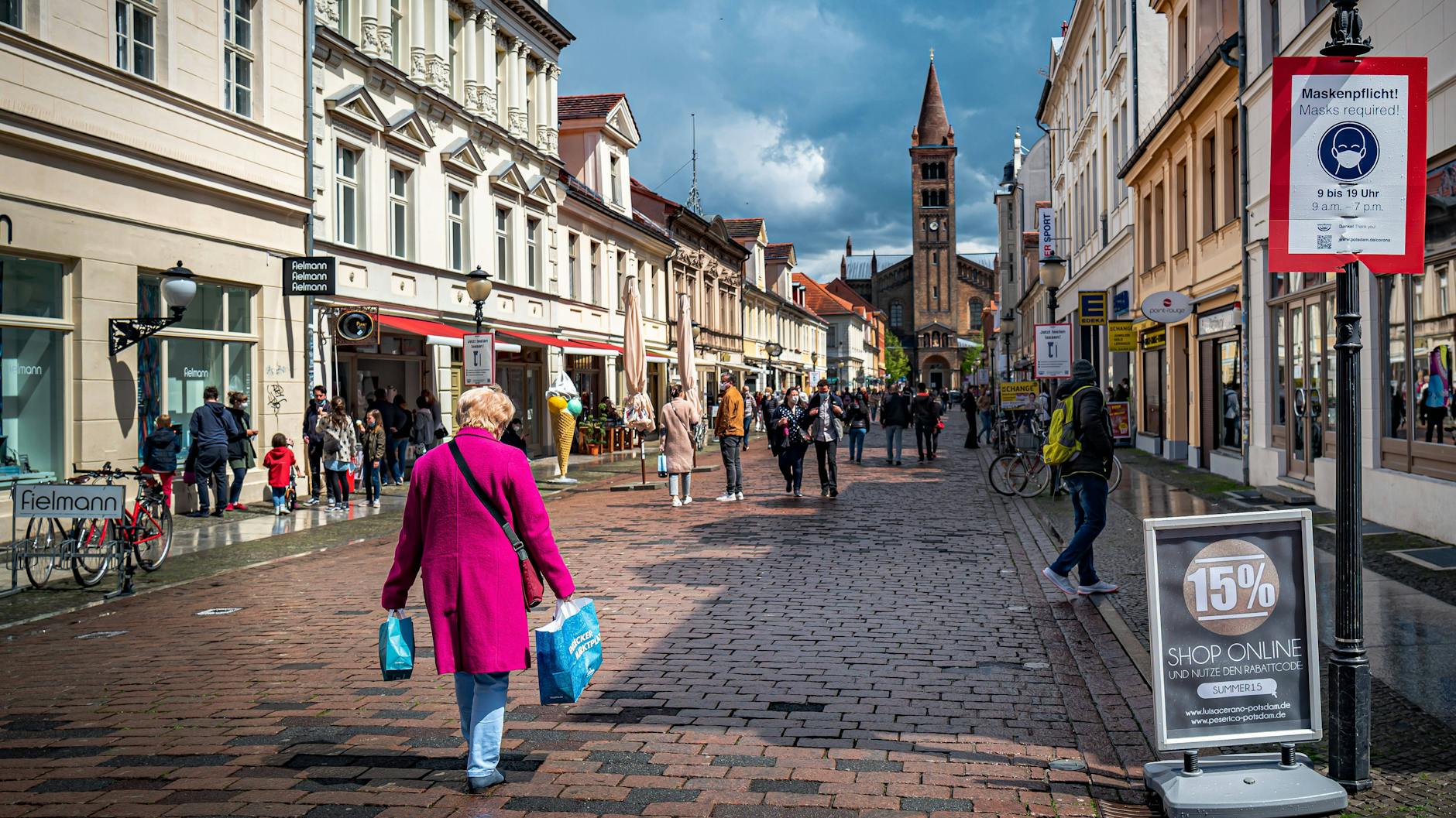 Straßenszene in Potsdam: Viele Brandenburger hoffen auf Lockerungen und die Rückkehr des normalen Alltags.