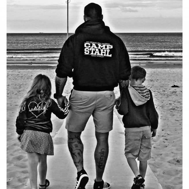 Carsten Stahl mit seinen beiden Kindern.