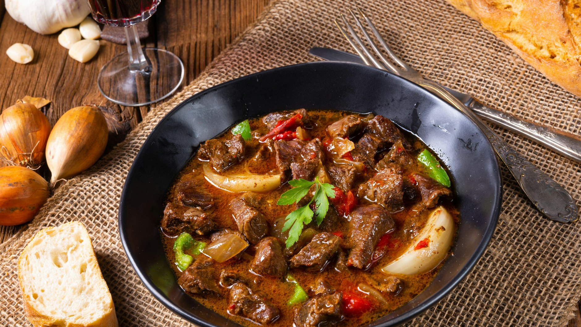 Gemüse schibbeln, Fleisch kleinschneiden, ein paar Gewürze und ein Liter Brühe dazu. Fertig! So leicht gelingt das Gulasch mit Schweinefilet.