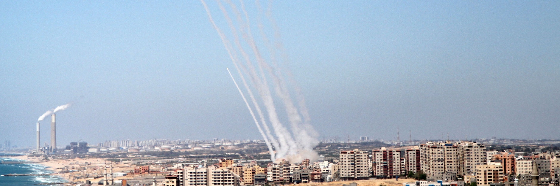Raketen werden aus dem nördlichen Gazastreifen in Richtung Israel abgefeuert.