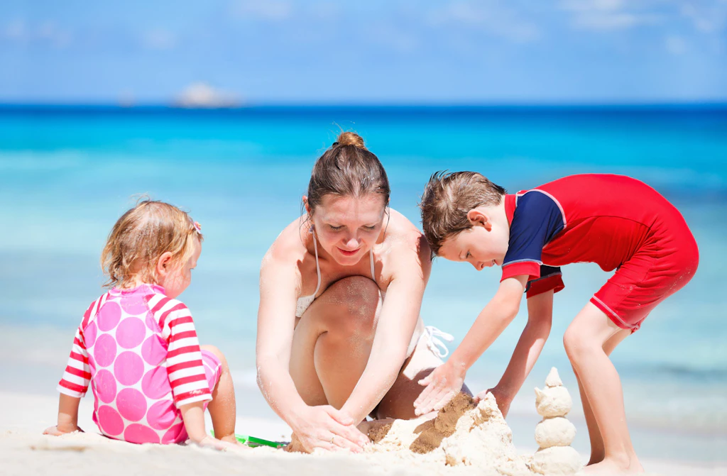 Keine Corona-Impfung für Kinder: Was Eltern zum Urlaub wissen müssen