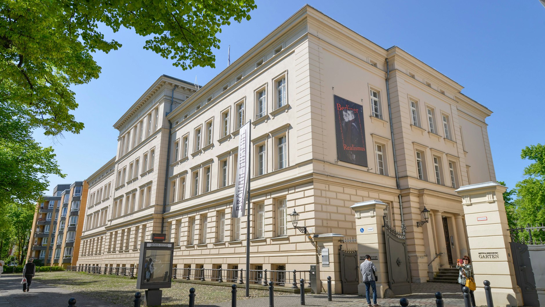 Im Bröhan-Museum lässt sich die 100-jährige Geschichte von Braun begutachten.