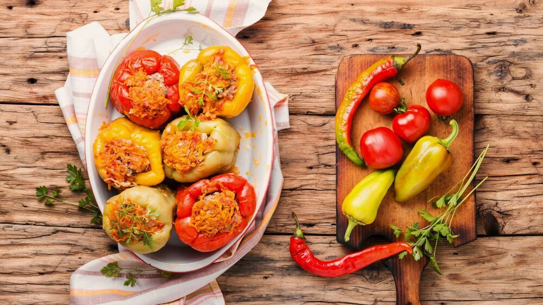 Gefüllte Paprika kann man ganz nach eigenem Geschmack auch aus gelben oder orangenen Paprikaschoten zubereiten.