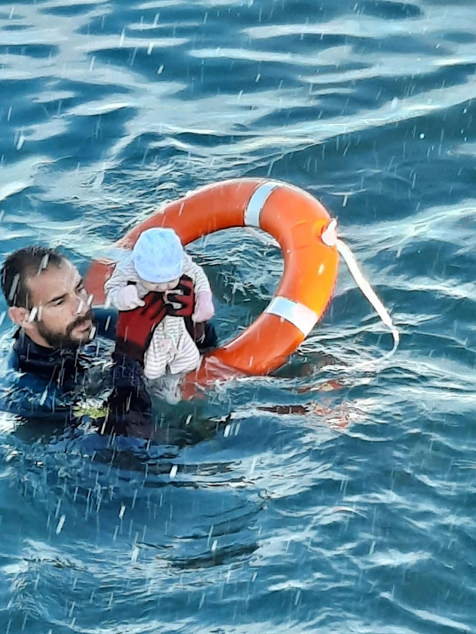 Der Polizist&nbsp;hält das Baby in die Höhe. Die Rettung machte in Spanien Furore.