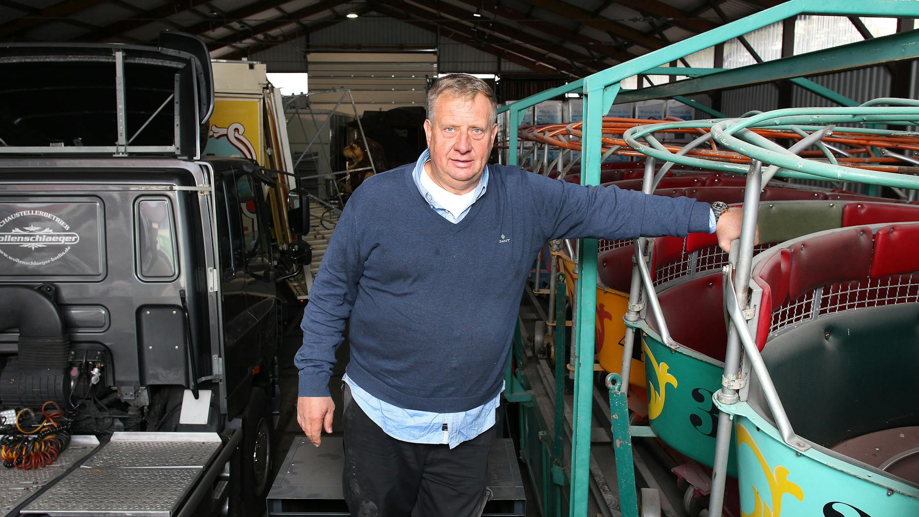 Thilo-Harry Wollenschlaeger mit seiner alten Walzerbahn – seit 2019 stehen die Gondeln ungenutzt im Lager.