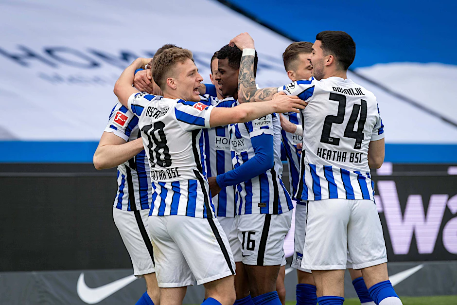 Jubeltraube in Blau-Weiß: Wer von den Hertha-Spielern wird kommende Saison noch einen Berliner Kollegen auf die Schulter klopfen?