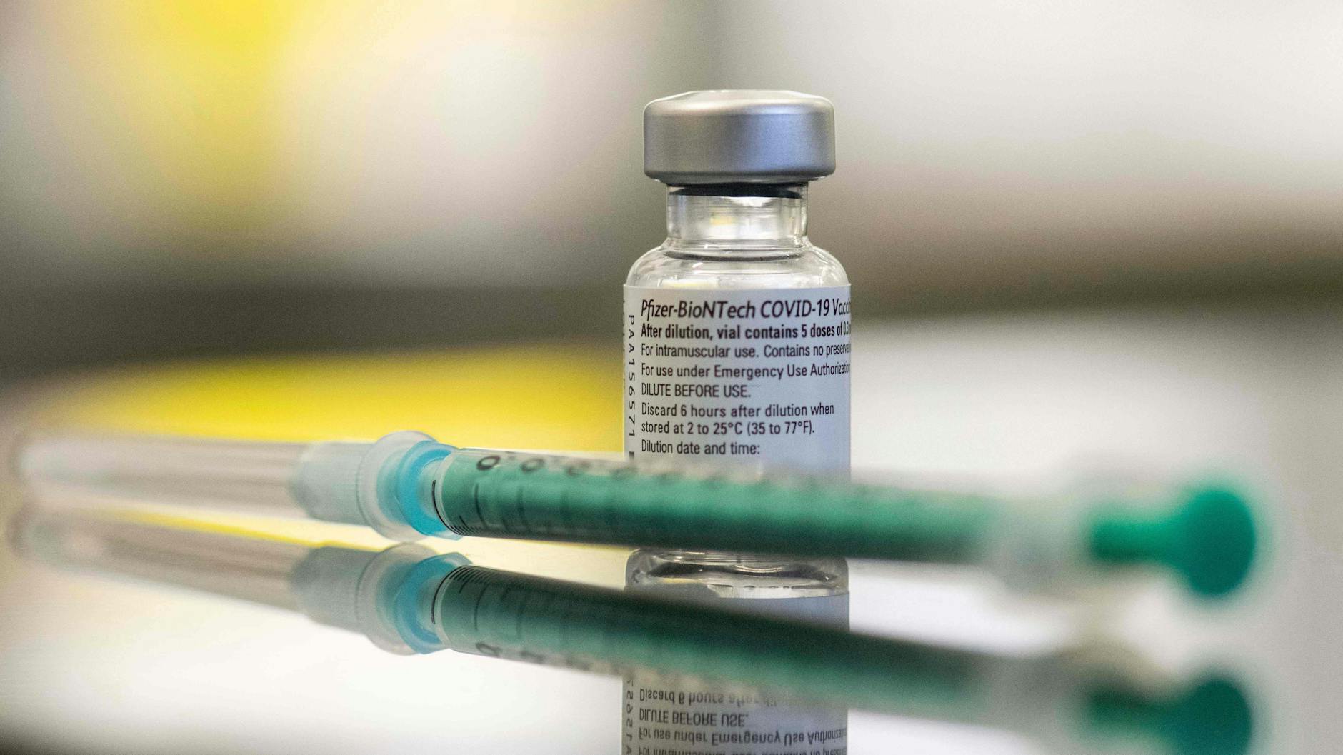 Ein Fläschchen des Corona-Impfstoffs von Biontech/Pfizer steht neben einer Spritze (Symbolbild).&nbsp;