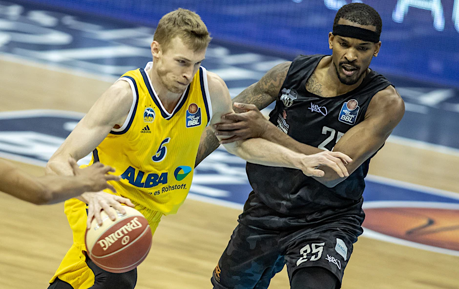Niels Giffey (l.) und Alba Berlin haben im ersten Spiel gegen die Hamburg Towers ein deutliches Zeichen gesetzt.