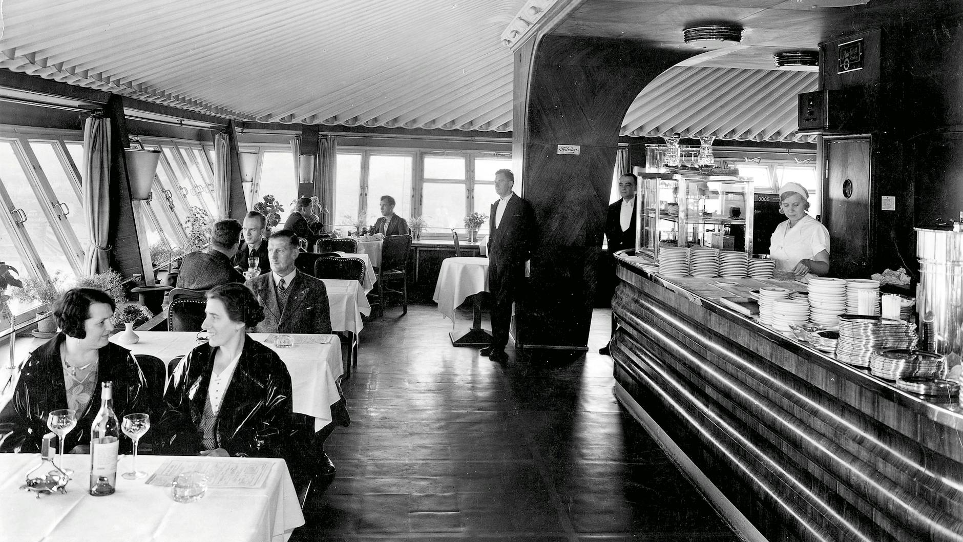Der Himmel über Berlin ist zum Greifen nah. Ein Besuch im Funkturm-Restaurant ist seit Jahrzehnten beliebt.