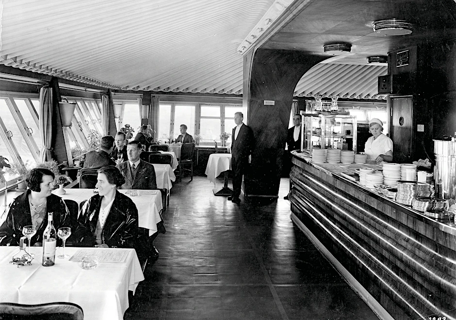 Der Himmel über Berlin ist zum Greifen nah. Ein Besuch im Funkturm-Restaurant ist seit Jahrzehnten beliebt.