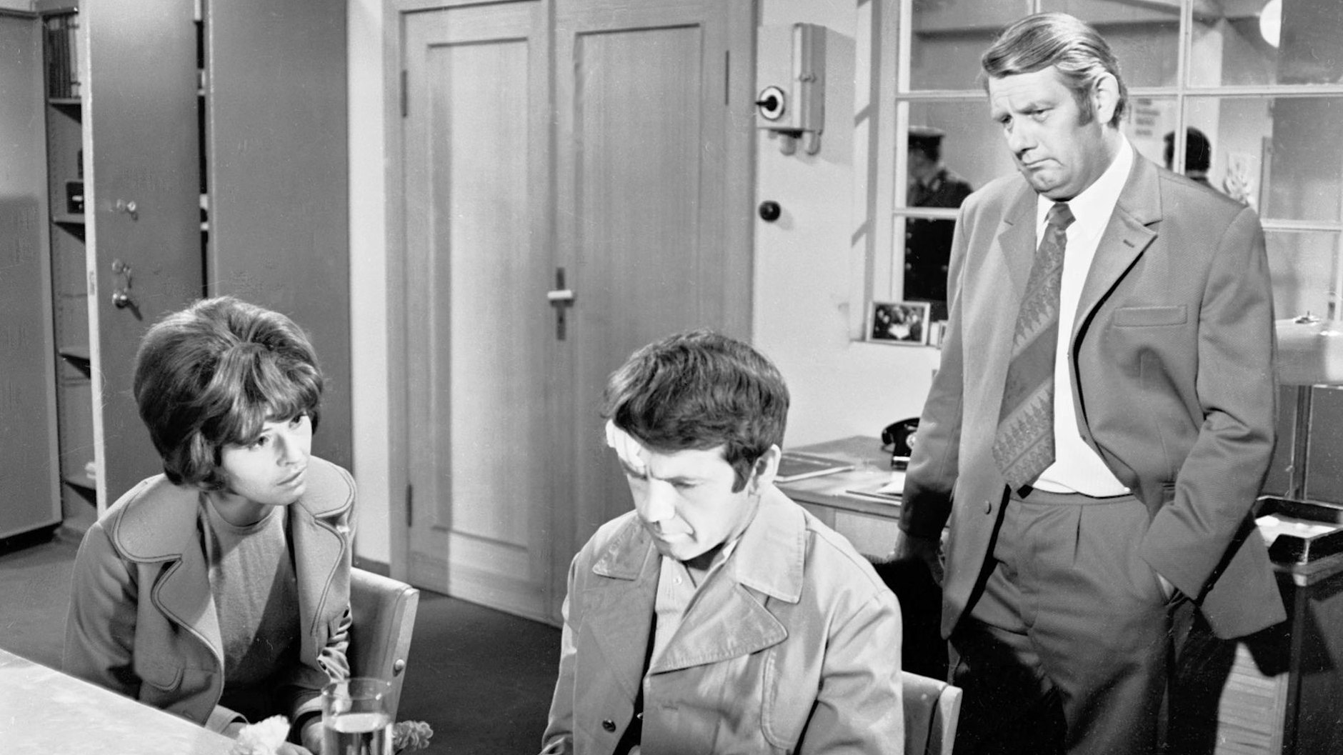 Der erste „Polizeiruf“, „Der Fall Lisa Murnau“, wurde am 27. Juni 1971 ausgestrahlt.&nbsp;Eine Postbeamtin und ihr Bekannter werden bei einem Postraub verletzt. Es gibt viele Verdächtige, die offensichtlich alle etwas zu verbergen haben. V.l.: Leutnant Vera Arndt (Sigrid Göhler), Harry Wolter (Ingolf Gorges) und Oberleutnant Peter Fuchs (Peter Borgelt).<br>