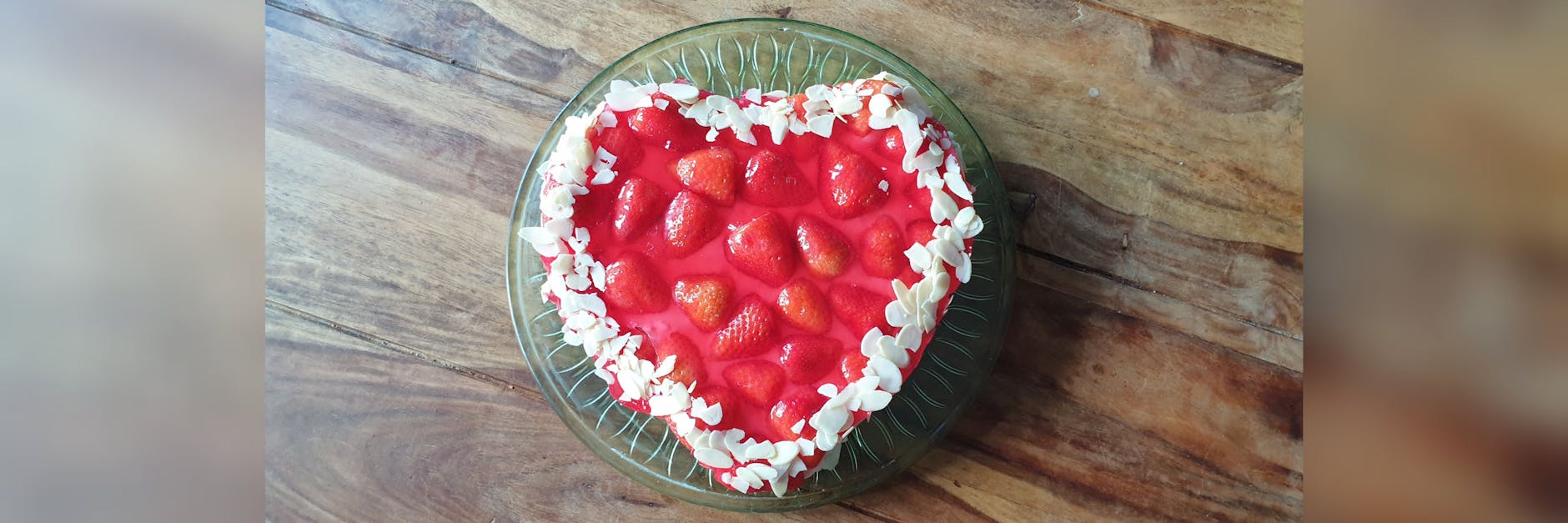 Ein Erdbeerkuchen mit Pudding in Herzform ist auch eine schöne Liebeserklärung. 