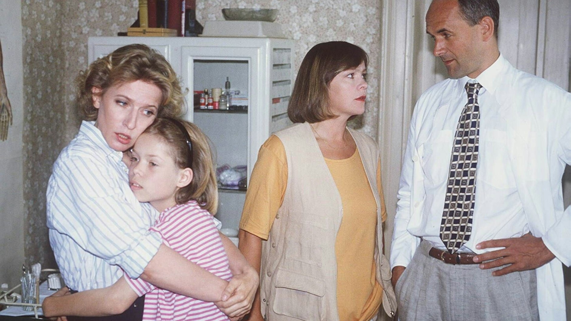 Eine Szene aus einem&nbsp;„Polizeiruf“ von 1995:&nbsp;v.l.: Dagmar Manzel, Luise Helm, Katrin Sass und Klaus Schindler.