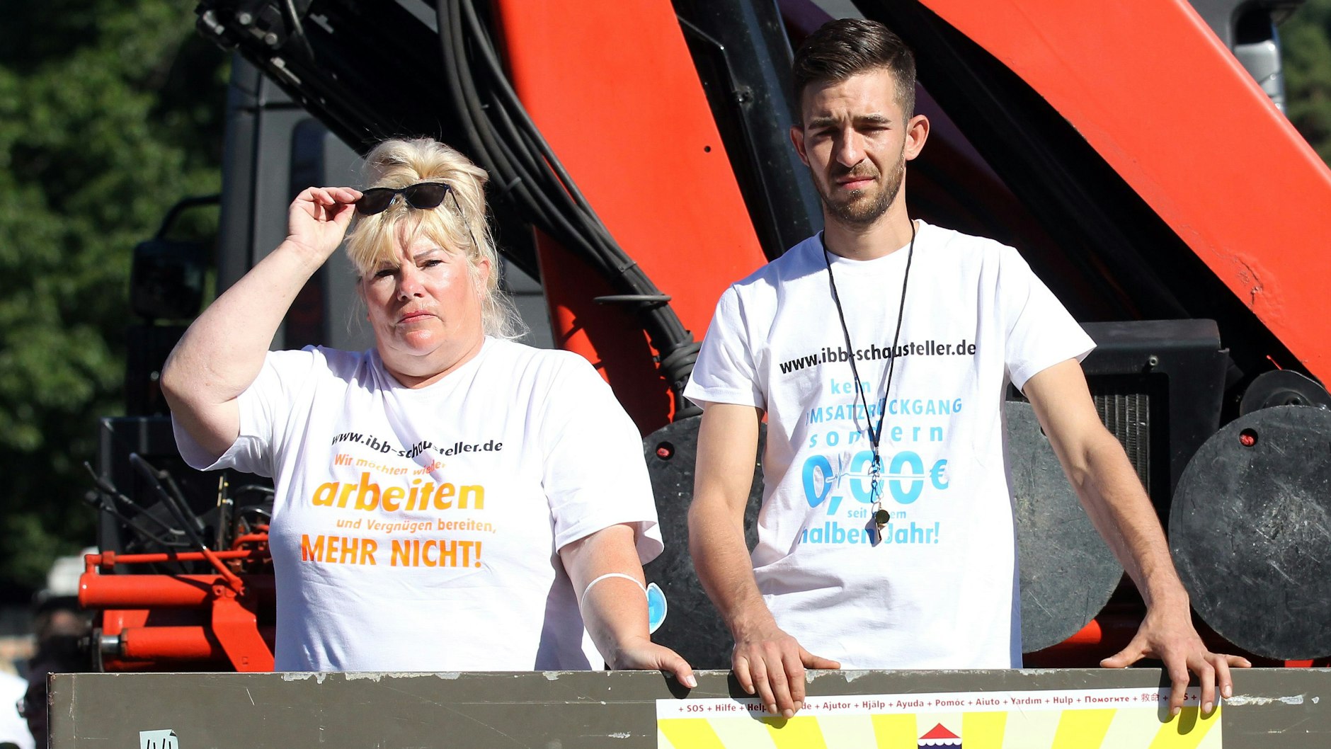 Jacqueline Hainlein-Noack (hier auf einer Schausteller-Demo in Köpenick) betreibt ein Kult-Karussell, ihr Neffe Philipp Noack verkauft Süßigkeiten – beide wollen endlich wieder arbeiten.