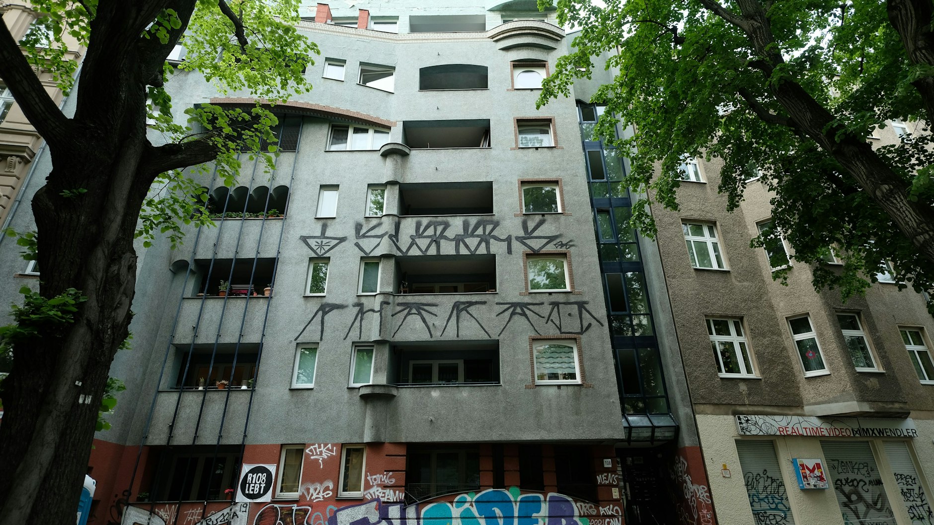 Nun in Hand eines privaten Erwerbers: Das Haus Reichenberger Straße 108.  <br><br>