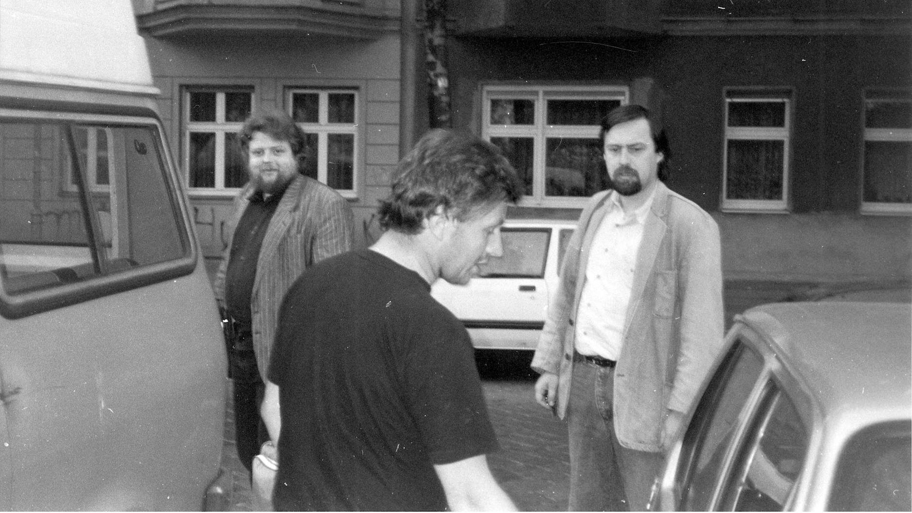 Das Foto entstand im Mai 1989, Lutz Rathenow (l.) während eines illegalen Aufenthalts in West-Berlin gemeinsam mit Roland Jahn (M.) und Jürgen Fuchs.
