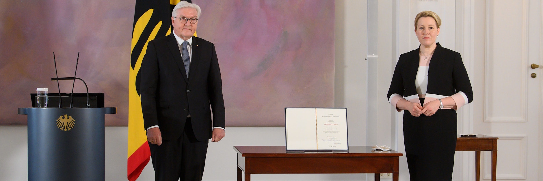 Bundespräsident Frank-Walter Steinmeier übergab im Schloss Bellevue die Entlassungsurkunde an die bisherige Bundesfamilienministerin Franziska Giffey (SPD).