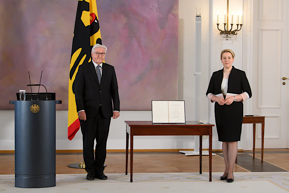 Bundespräsident Frank-Walter Steinmeier übergab im Schloss Bellevue die Entlassungsurkunde an die bisherige Bundesfamilienministerin Franziska Giffey (SPD).