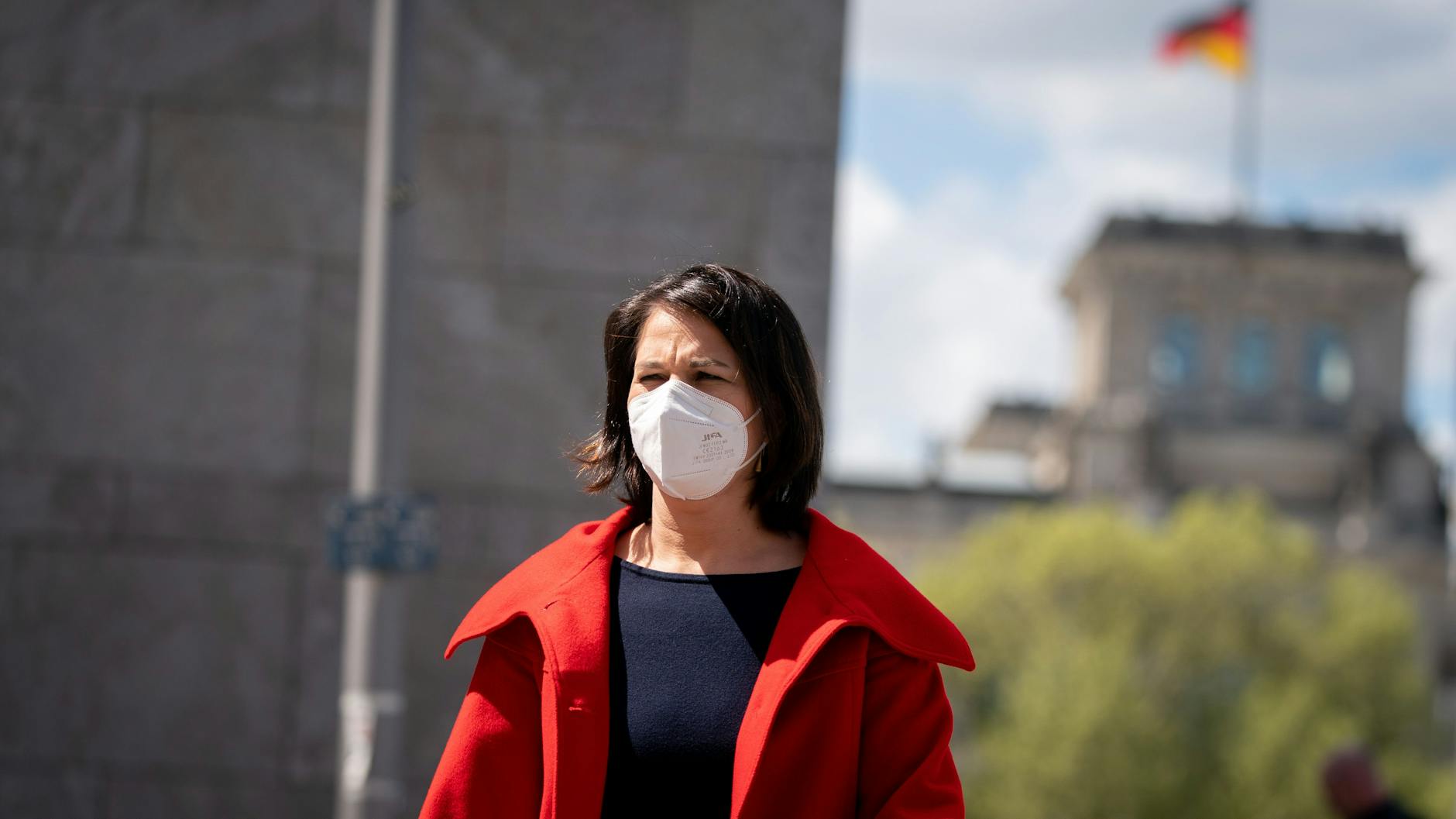 Annalena Baerbock, Kanzlerkandidatin und Bundesvorsitzende von Bündnis 90/Die Grünen, kommt zu Fuß zum ARD-„Hauptstadtstudio“ für die erste Diskussion der drei Kanzlerkandidaten im Fernsehen.