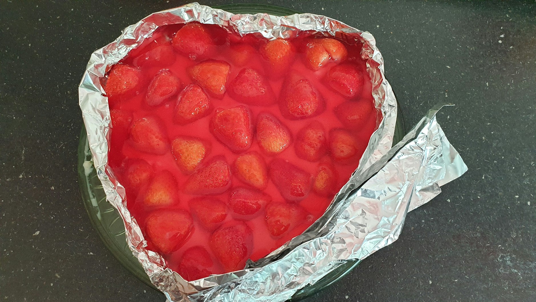 Mit Alu-Folie kann man den Rand erhöhen, damit Pudding und Tortenguss nicht vom&nbsp;Erdbeerkuchen laufen.